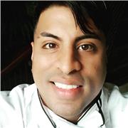 Profesor de cocina que imparte clases de cocina básica y comida de mar