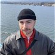 Profesor de artes escénicas y audiovisuales, especializado en la dirección, creación, pedagogía y parte técnica. 