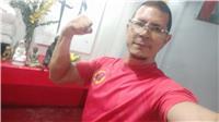 Profesor de artes marciales y actividad física imparte clases