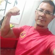 Profesor de artes marciales y actividad física imparte clases