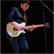 Insegnante di chitarra e teoria musicale con esperienza decennale. Disponibile a Palermo o online.