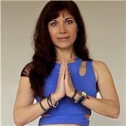 Hatha Yoga, Elemente des Kundalini Yoga, Power Yoga, Yoga Nidra, spirituelle Praktiken – Meditation