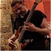 Clases de bajo eléctrico para iniciarse en la práctica del instrumento teoría técnica de diferentes estilos e improvisación