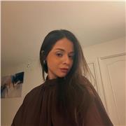 Ancienne hôtesse de l'air, polyglotte et passionnée par les langues, je propose des cours vivants et adaptés.