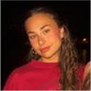 Professora de ESO i Batxillerat, biologia, química matemàtiques o llengües. Estudiant de biomedicina amb matrícula d’honor a batx