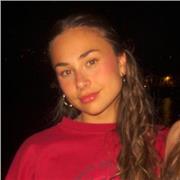 Professora de ESO i Batxillerat, biologia, química matemàtiques o llengües. Estudiant de biomedicina amb matrícula d’honor a batx