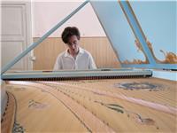 Professionista con esperienza pluriennale in clavicembalo e pianoforte, affiancata a una solida formazione in ambito interpretativo e forte attitudine all'apprendimento continuo