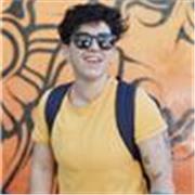 Soy artista con formación en pintura tradicional, especializada en paisajes y escenas tradicionales.