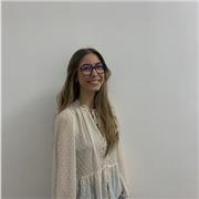 Prof à domicile qui donne des cours pour des élèves de niveau primaire.