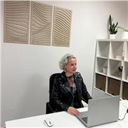 Profesora empática apta para dar clases en todas las edades