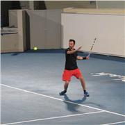 Clases particulares de tenis en Valencia y provincia. Tengo nivel alto. El alumno se encarga de reservar la pista, me desplazo a cualquier pista privada o pública. Cualquier edad. Si quieres progresar en el tenis de forma natural ponte en contacto conmigo