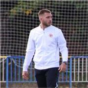 Entrenador de fútbol con titulación UEFA C, que además entrena en un equipo particular.