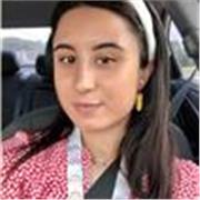 Profesora de inglés imparte clases a niños de Infantil a Primaria