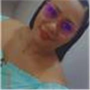 profesor de ayuda y refuerzo estudiantil con niños y niñas de primaria