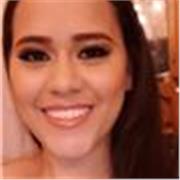 Profesora de inglés con una dinámica diferente que imparte clase a niños de todas las edades