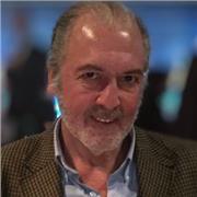 Soy completamente bilingüe en español e inglés. Habiendo trabajado 25 años con un banco inglés en Londres y Hong Kong