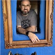 Construyo marcas y lidero equipos. Enseño marketing desde la práctica, no desde la teoría.