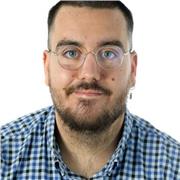 Graduado en Biología, que se dispone a continuar estudiando, concretamente el grado de Veterinaria, imparte clases de biología a todos los niveles