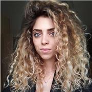 Laureata in storia dell'arte, offre lezioni private a ragazzi di scuola elementare, media e superiore