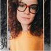 Studentessa di psicologia impartisce lezioni di italiano per stranieri