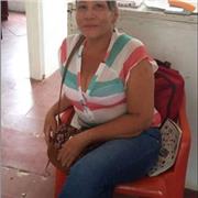 Profesora de primaria con énfasis en ciencias naturales imparte clases a toda la primaria