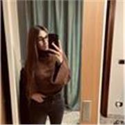 studentessa universitaria impartisce ripetizioni per ragazzi di scuola elementare e medie