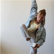 Danseuse amateure depuis mes 6 ans, j'explore le corps physique et émotionnel à travers la danse, le yoga et le renforcement.