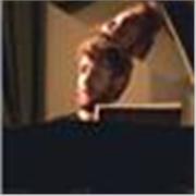 Laureato in Pianoforte ad indirizzo concertistico col 110/110 e lode, professore da quasi 20 anni, tiene lezioni e corsi per scoprire tutto sul mondo del Pianoforte!