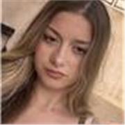 Profesora de inglés imparte clases a todo el que lo necesite