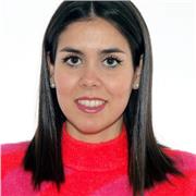 Profesora de biología imparte clases a niños de todas las edades