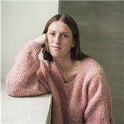 Profesora titulada con experiencia en el medio teatral y cinematográfico. Dispuesta a enseñar a niños con hambre artística.