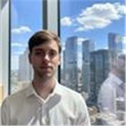 Profesor de español enseña a chicos de todas las edades