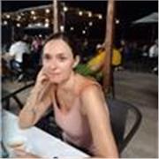 Tengo formación académica en Filología y Lingüística y pasión por los idiomas, la literatura y la traducción.