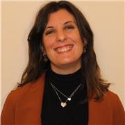 Psicologa ed insegnante di scuola secondaria superiore fornisce lezioni a studenti della scuola secondaria superiore o universitar