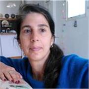 Profesora de Español imparte clases especialmente personas de otros paises