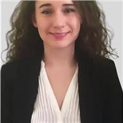 Etudiante en droit dispensant de l'aide aux devoirs