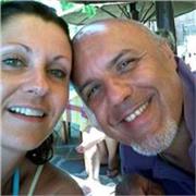 Maestro d'arte esperto di disegno dal vero insegnerebbe la materia a studenti di scuola media o elementare