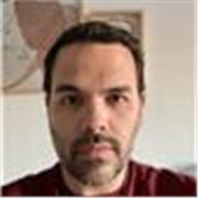 Licenciado Cum Laude en Educación mención Inglés, con una sólida formación lingüística y experiencia como profesor de inglés