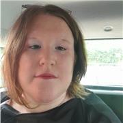 Docente di inglese impartisce lezioni di inglese a studenti delle scuole medie in orari serali