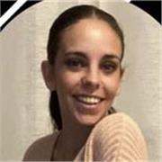 Profesora de matemáticas imparte clases a niños de primaria