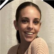 Profesora de matemáticas imparte clases a niños de primaria