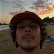 Si impartiscono lezioni di biologia a studenti di scuole elementari, medie e liceo