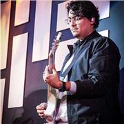 Soy un músico con casi 15 años de experiencia, 5 años estudiando lenguaje musical y mas de 10 años aprendiendo guitarra.