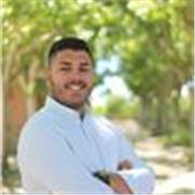 Titulado en doble grado de ADE y turismo con experiencia profesional en sector bancario