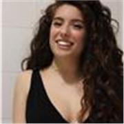 Studentessa universitaria con laurea triennale in filosofia e al secondo anno di un percorso magistrale impartisce lezioni di storia e filosofia ad alunni di scuola superiore