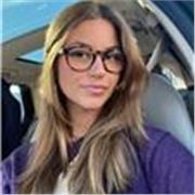 Profesora de apoyo escolar especializada en clases de inglés particulares para niñas y niños de forma online