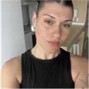 profesora de español imparte clases a niños de todas las edades