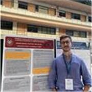 Ricercatore in fisica teorica, con dottorato di ricerca, laureato ed esperto nell'insegnamento, offre ripetizioni di matematica e 