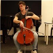 Músico titulado con dos Máster en Europa, amplia experiencia en música sinfónica y práctica instrumental.