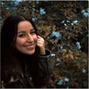 Profesora de inglés imparte clases a niños de hasta 15 años